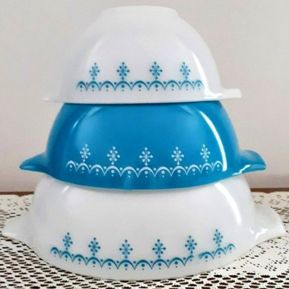 Pyrex Other - Pyrex Snowflake Garland Cinderella Bowls